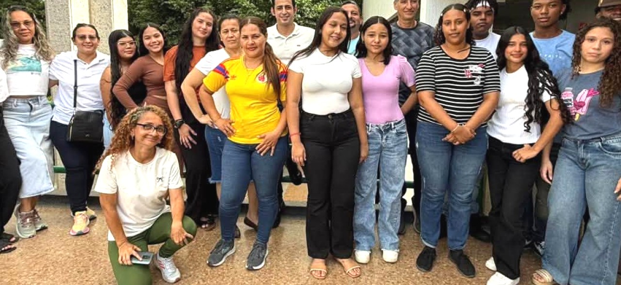 25 vendedores del Mercado Público de Santa Marta aprenden inglés con el SENA